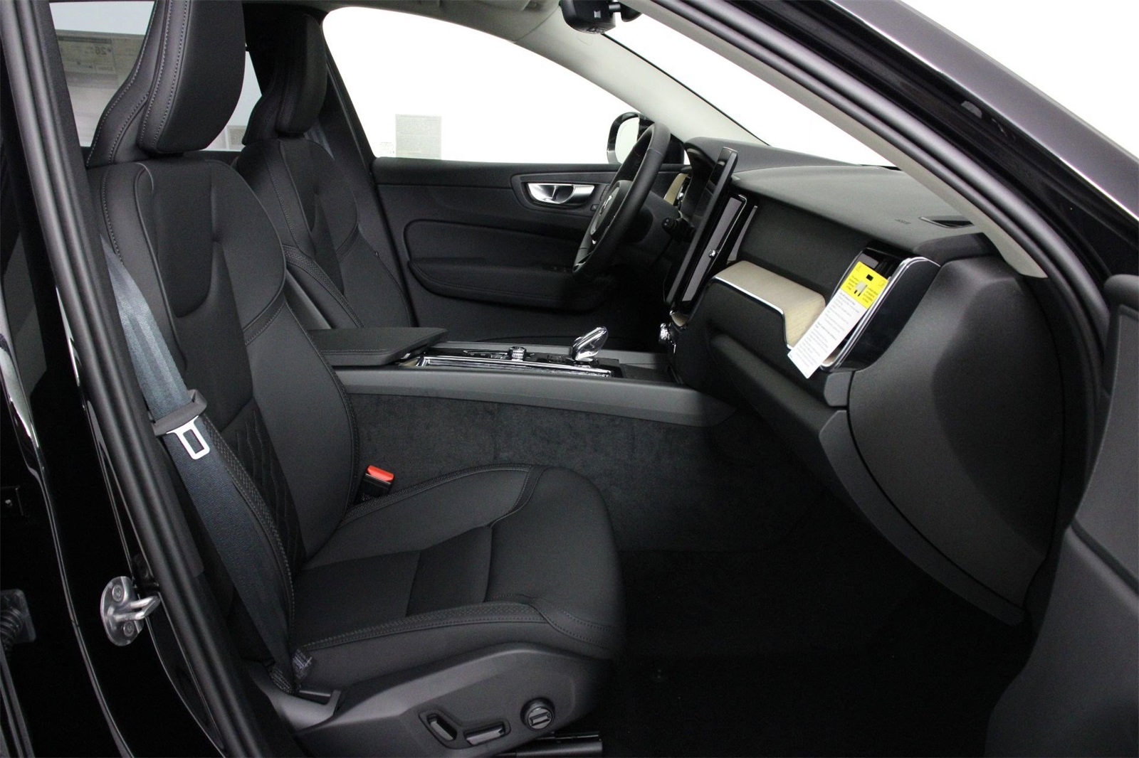 2026 Volvo XC60 B5 Plus photo 9