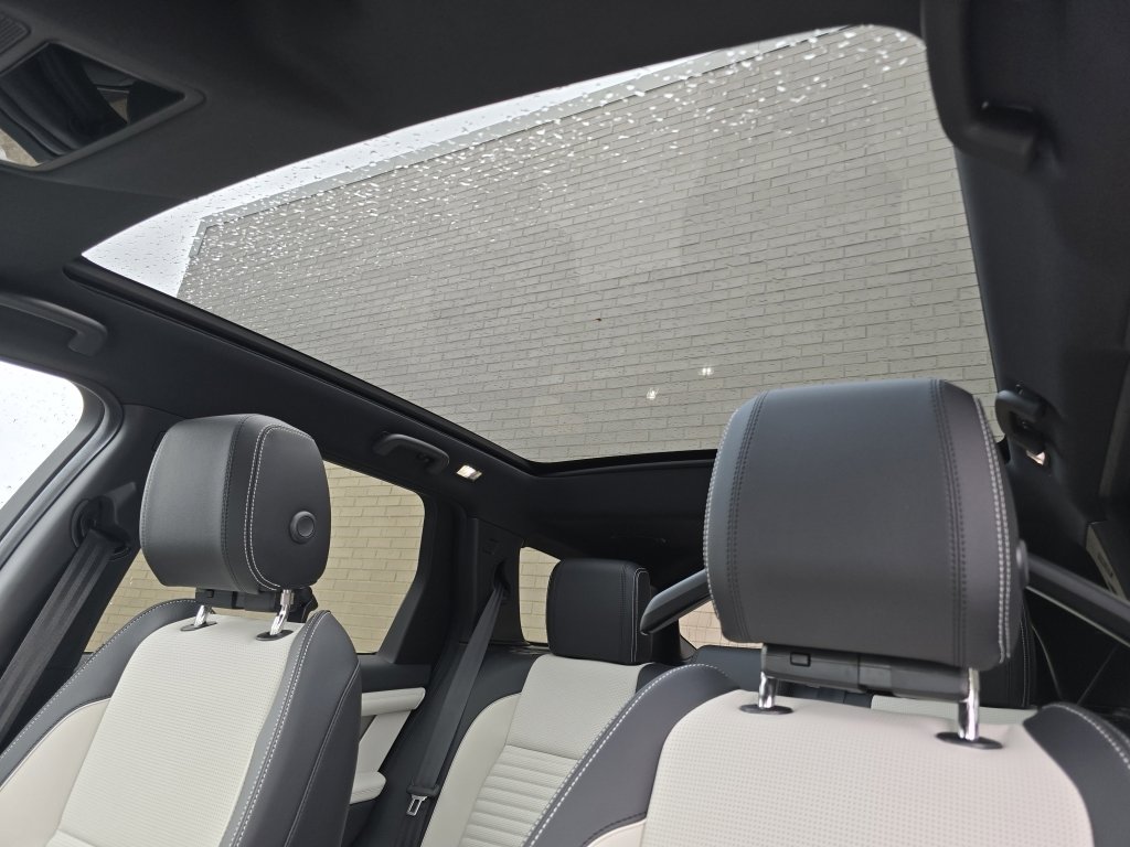 2025 Land Rover Discovery Sport Dynamic SE photo 2