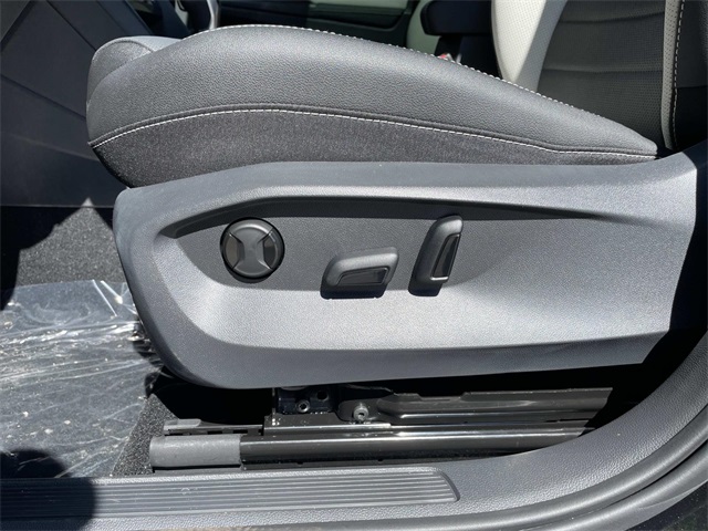 2025 Volkswagen Taos SEL photo 11