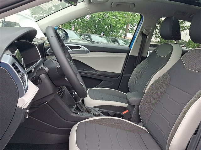 2025 Volkswagen Taos SE photo 4