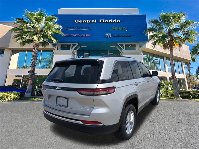 2025 Jeep Grand Cherokee Laredo Altitude photo 3