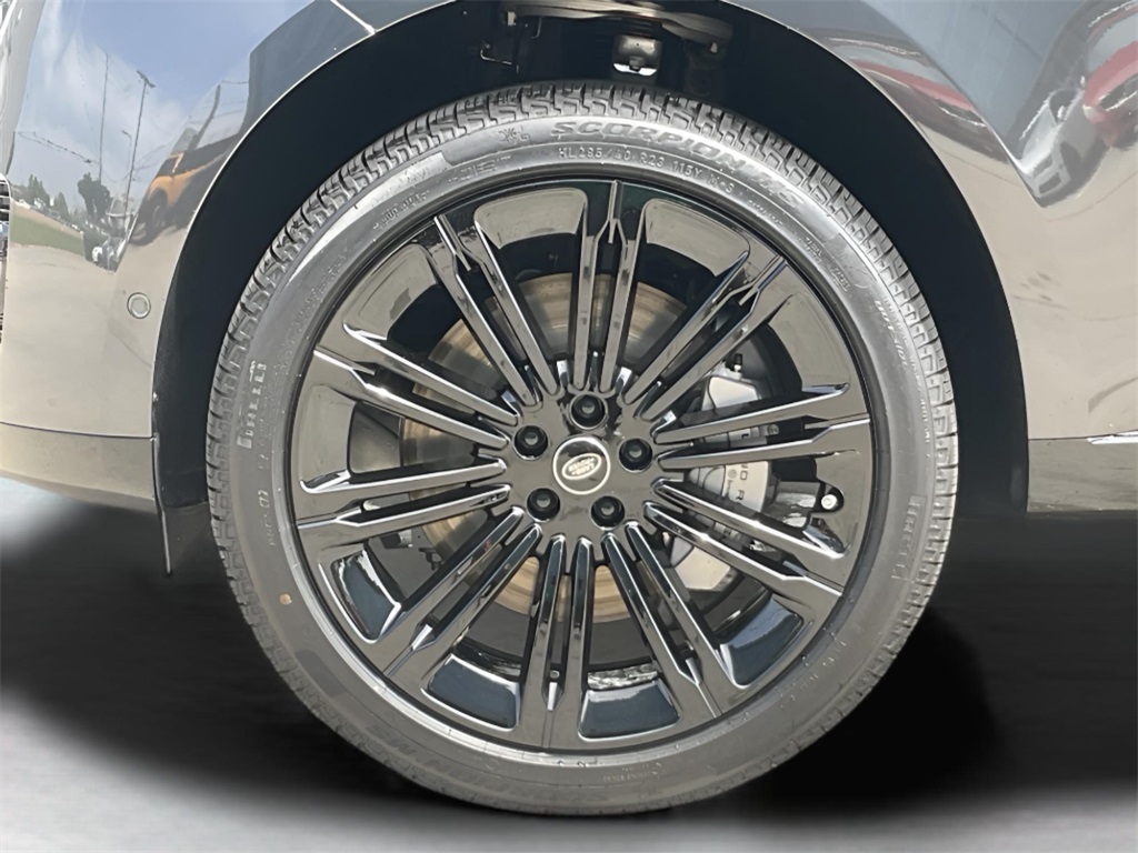 2025 Land Rover Range Rover SE photo 6