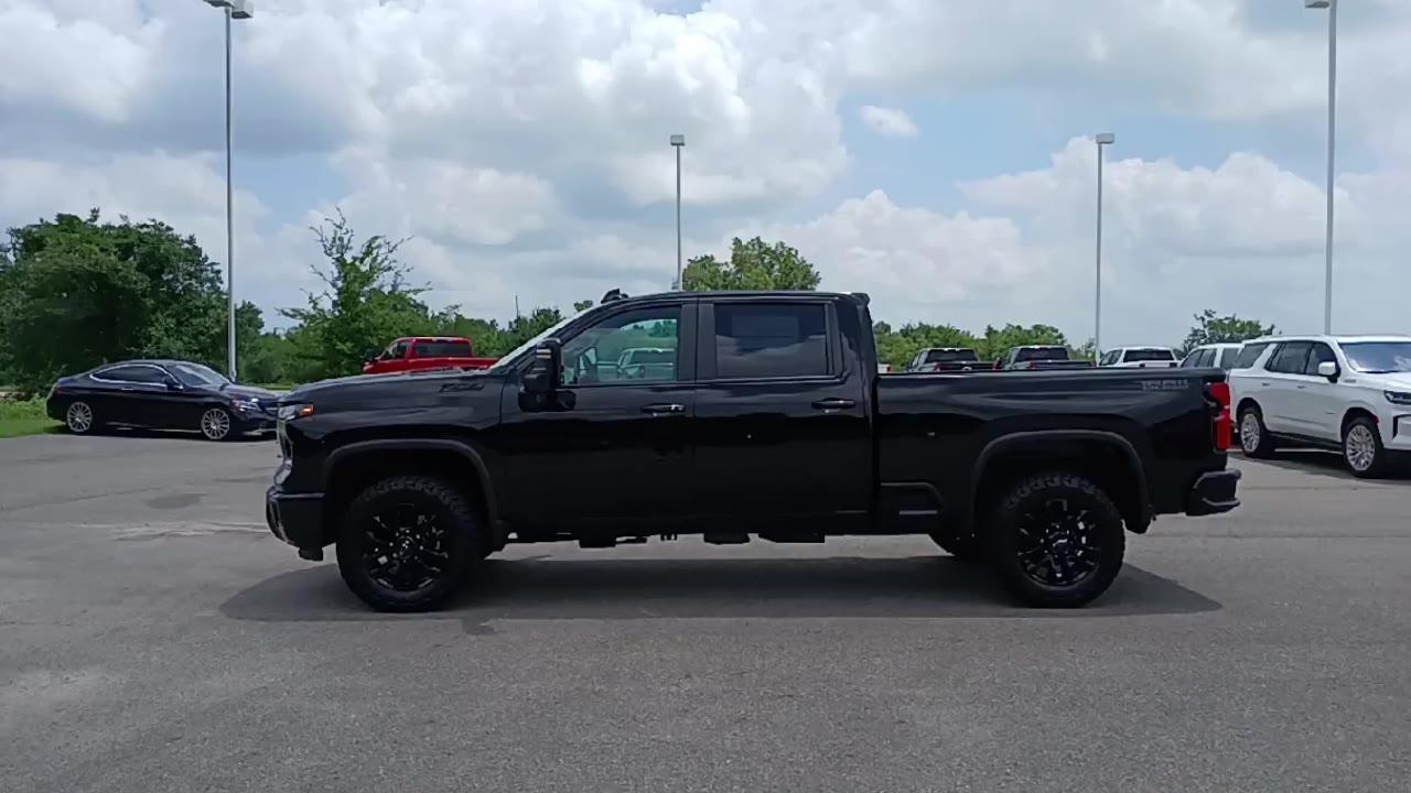 2025 Chevrolet Silverado 2500HD LT photo 4