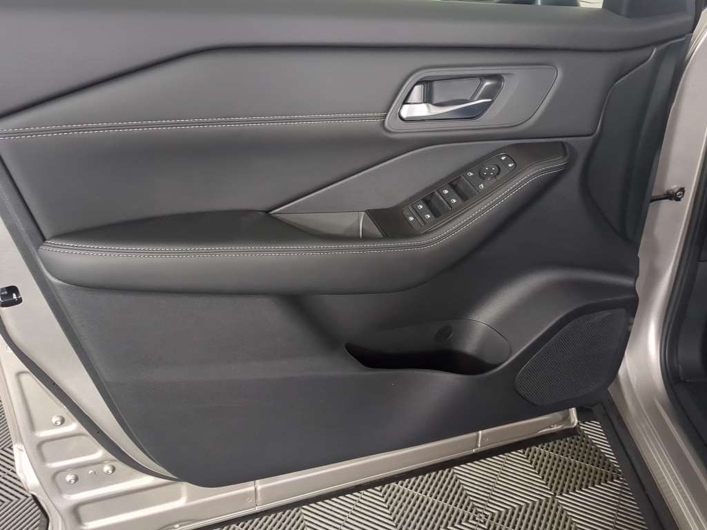 2026 Nissan Rogue SV photo 10