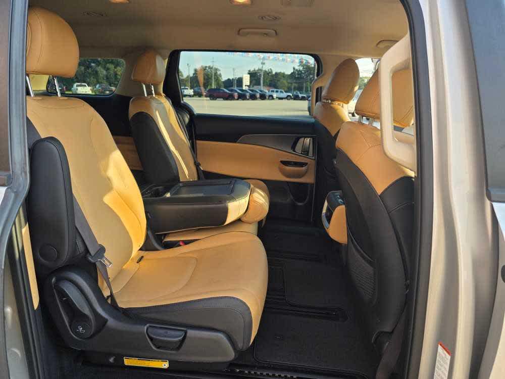 2023 Kia Carnival LX photo 11