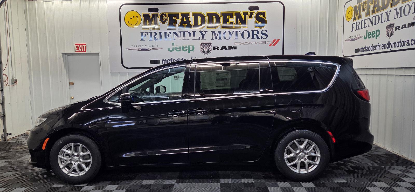 2026 Chrysler Pacifica Select's photo