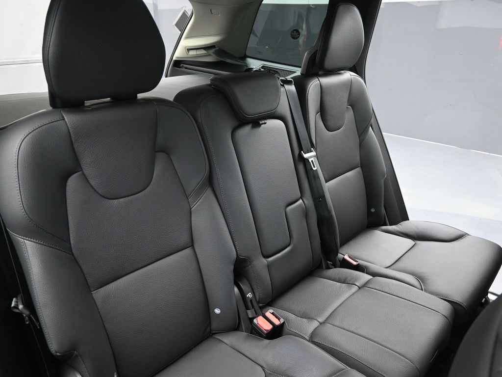 2025 Volvo XC90 T8 Plus photo 12