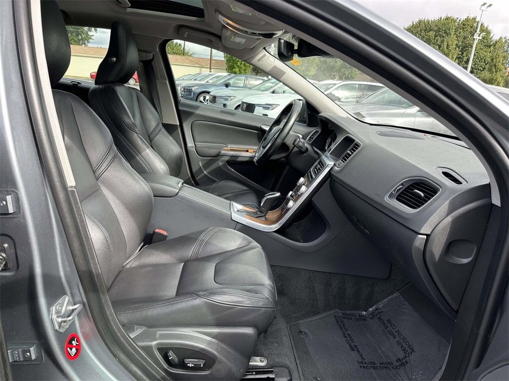 2016 Volvo S60 Inscription T5 Platinum AWD photo 11