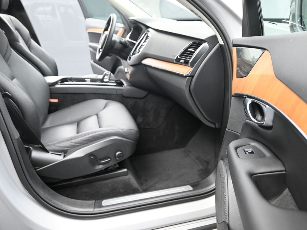 2023 Volvo XC90 T8 Plus photo 14