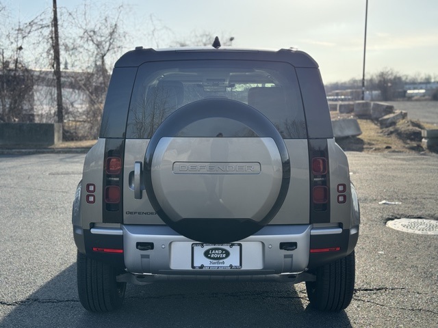 2025 Land Rover Defender 110 S photo 4