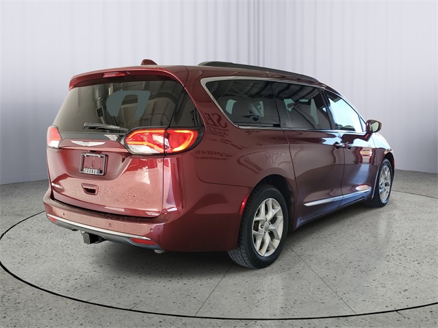 2017 Chrysler Pacifica Touring L photo 3