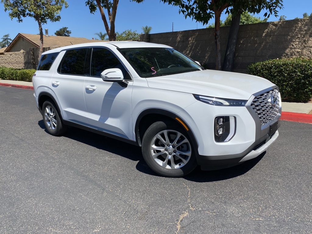 Used 2022 White Hyundai SE image 1