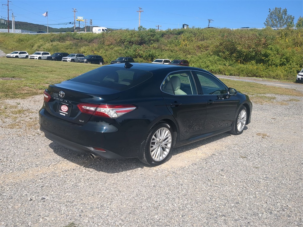 2018 Toyota Camry XLE photo 3