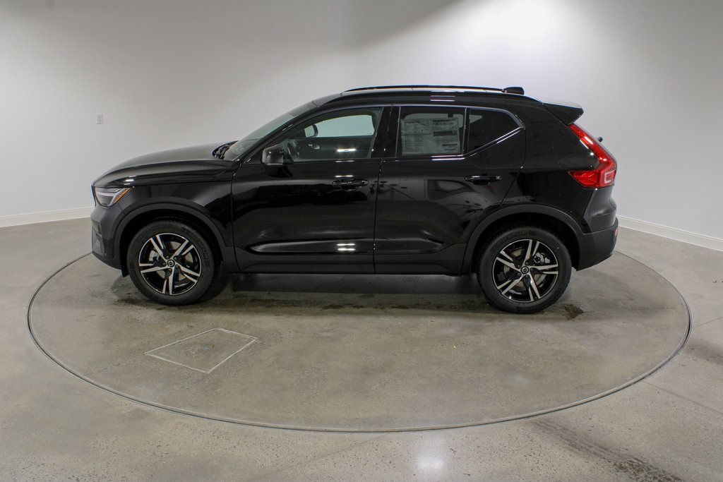 2026 Volvo XC40 Core photo 2