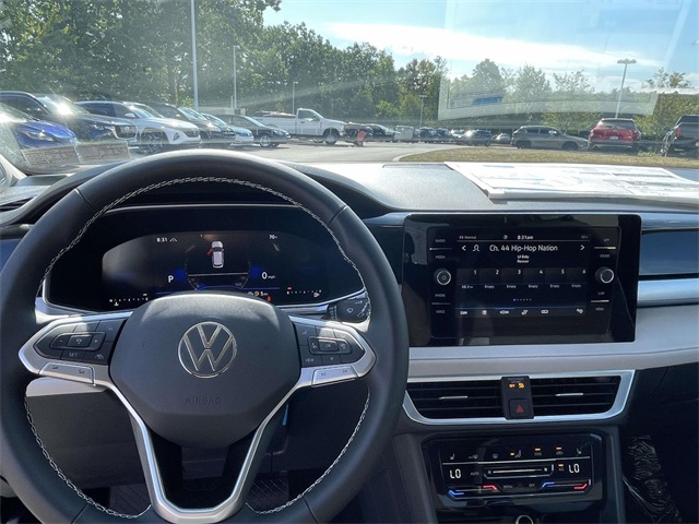 2025 Volkswagen Taos SE photo 16