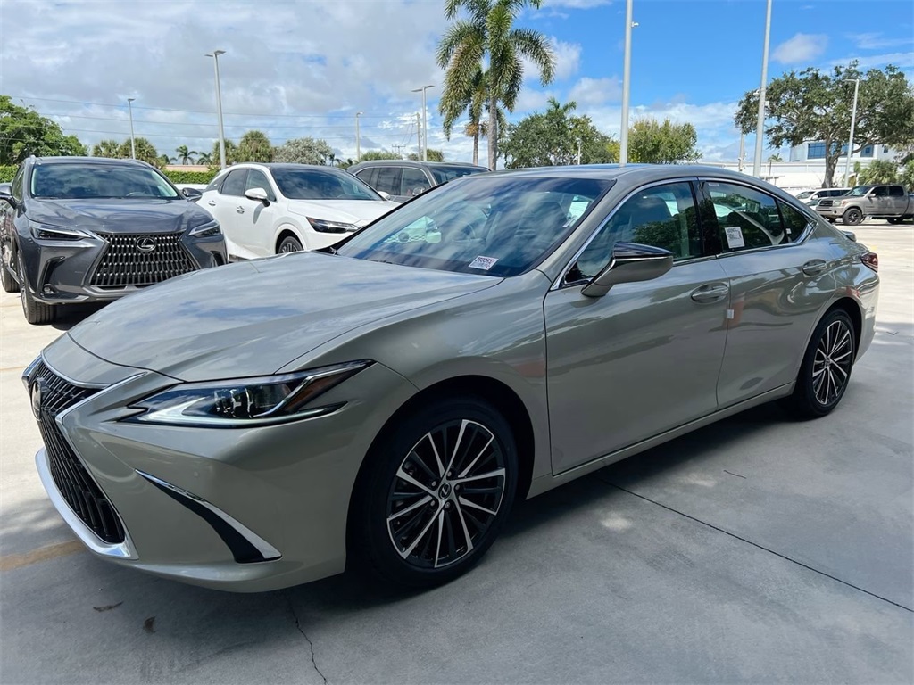 2025 Lexus ES 300h photo 2