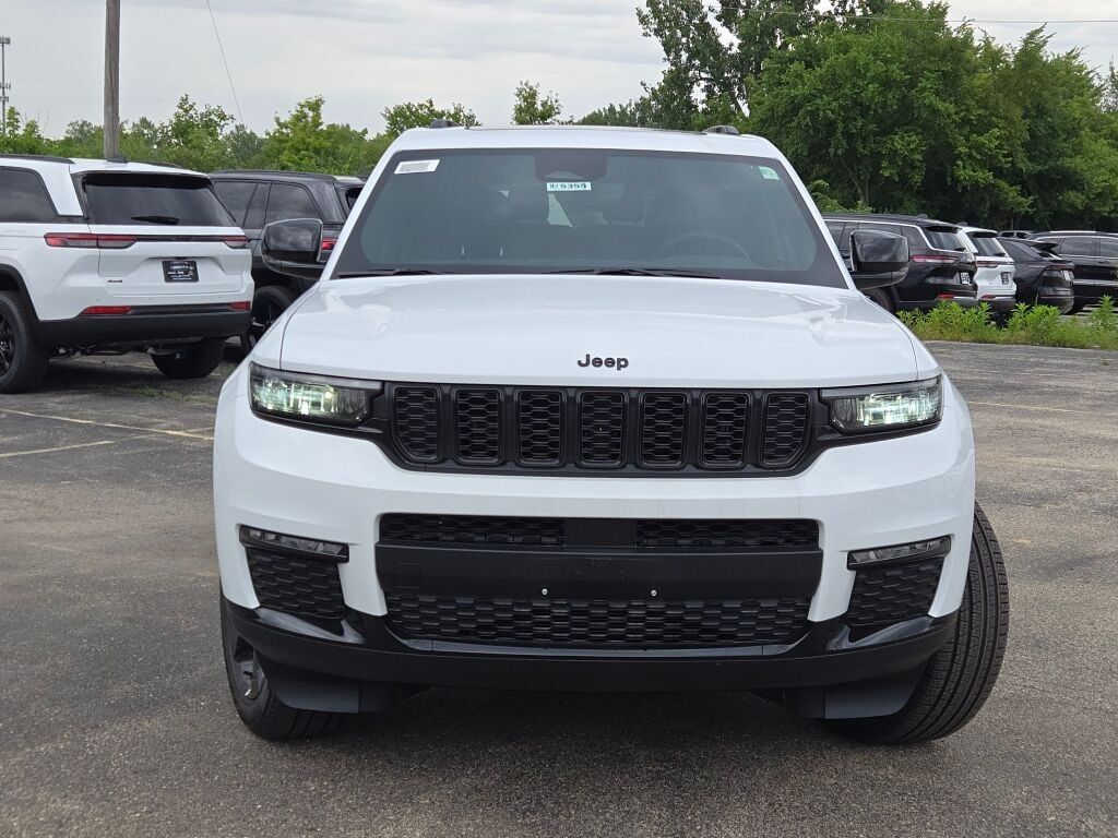 2025 Jeep Grand Cherokee Limited photo 2