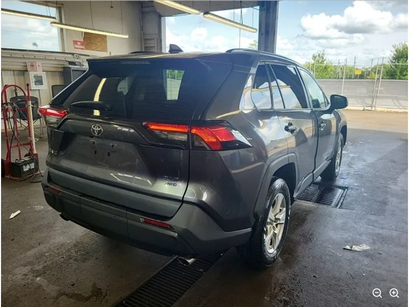 2020 Toyota RAV4 XLE photo 3