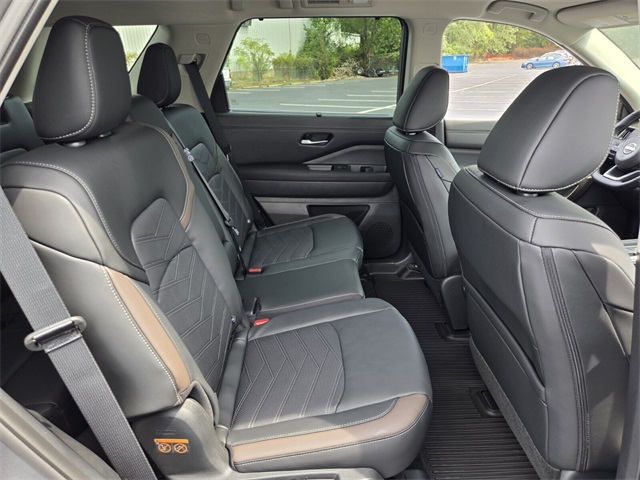 2025 Nissan Pathfinder Platinum photo 14
