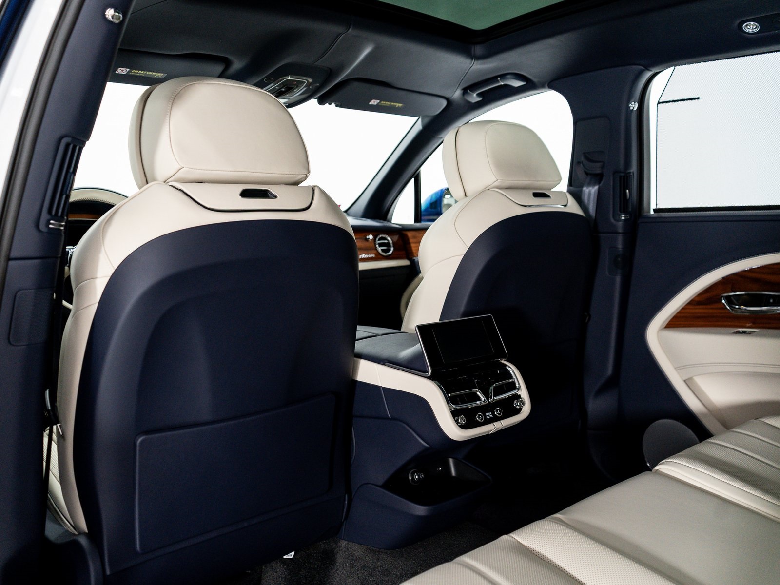 2025 Bentley Bentayga EWB Azure V8 photo 19