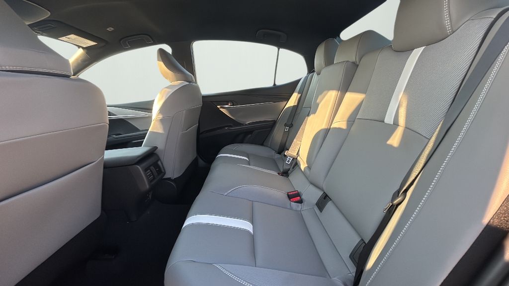 2025 Toyota Camry SE photo 4