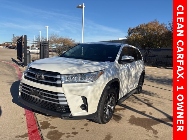 2018 Toyota Highlander LE's photo