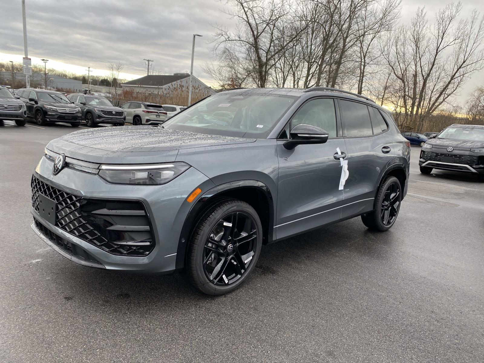 2026 Volkswagen Tiguan SE R-LINE BLACK's photo