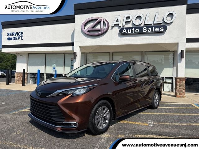 2023 Toyota Sienna XLE's photo