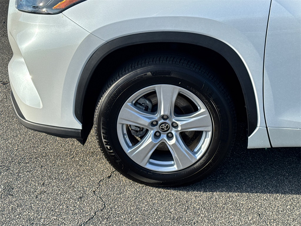 2023 Toyota Highlander L photo 10