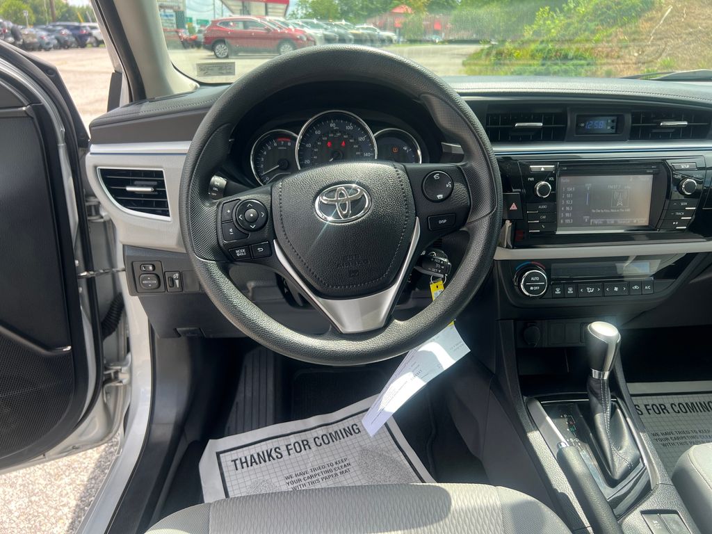 2014 Toyota Corolla LE photo 13