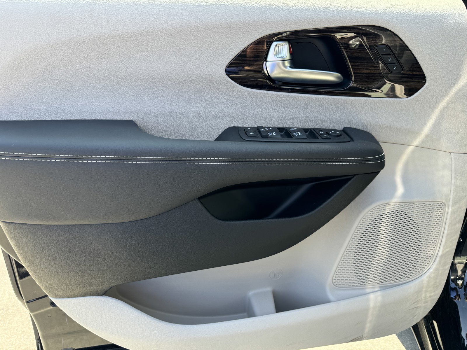 2024 Chrysler Pacifica Limited photo 14