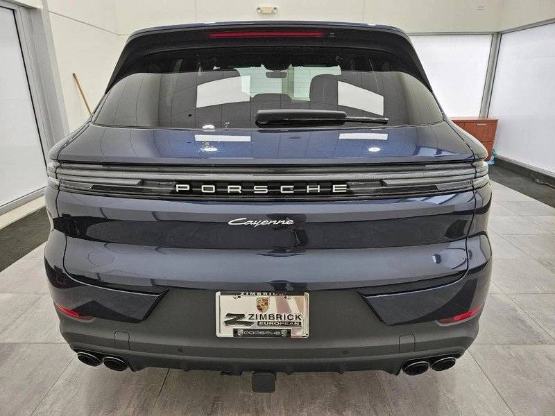 2025 Porsche Cayenne Base photo 6