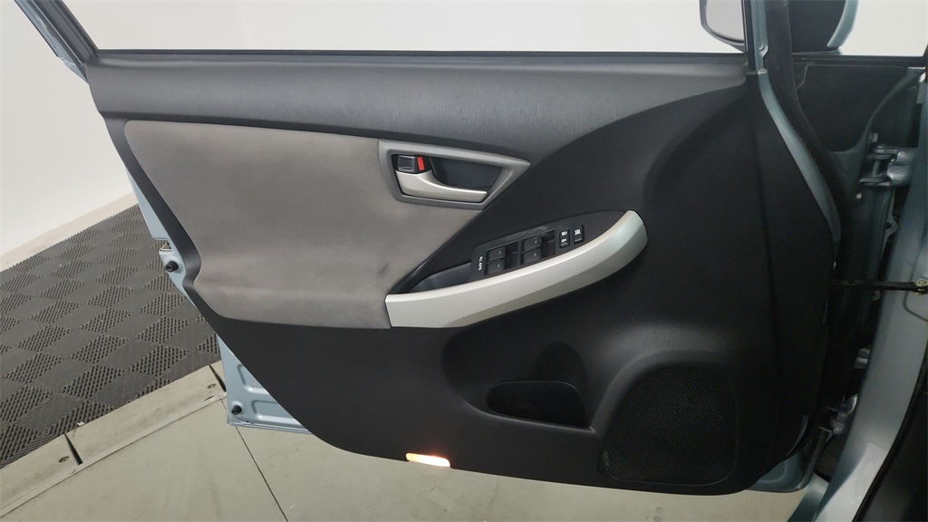 2013 Toyota Prius Plug-in Base photo 26