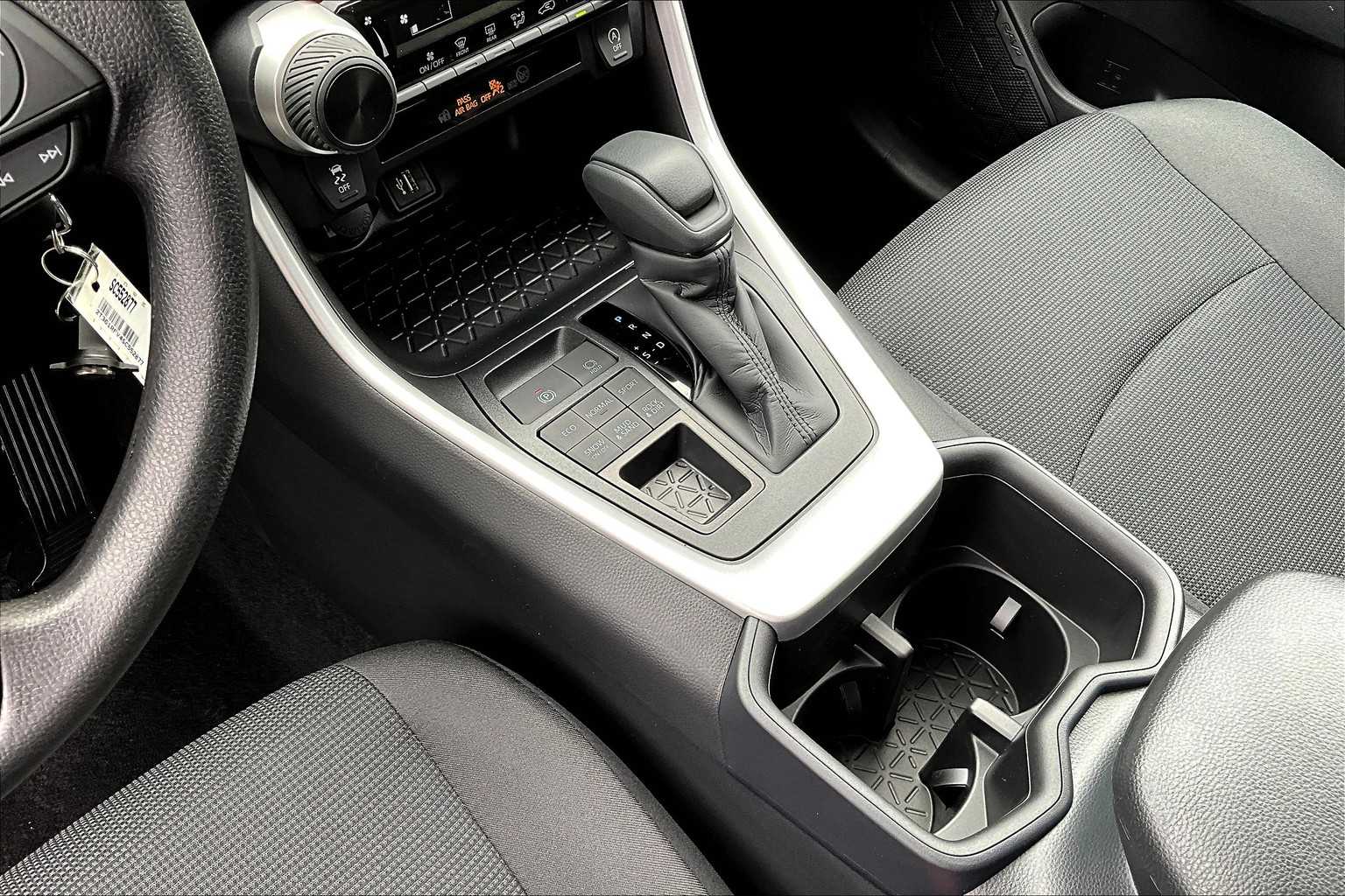2025 Toyota RAV4 LE photo 4