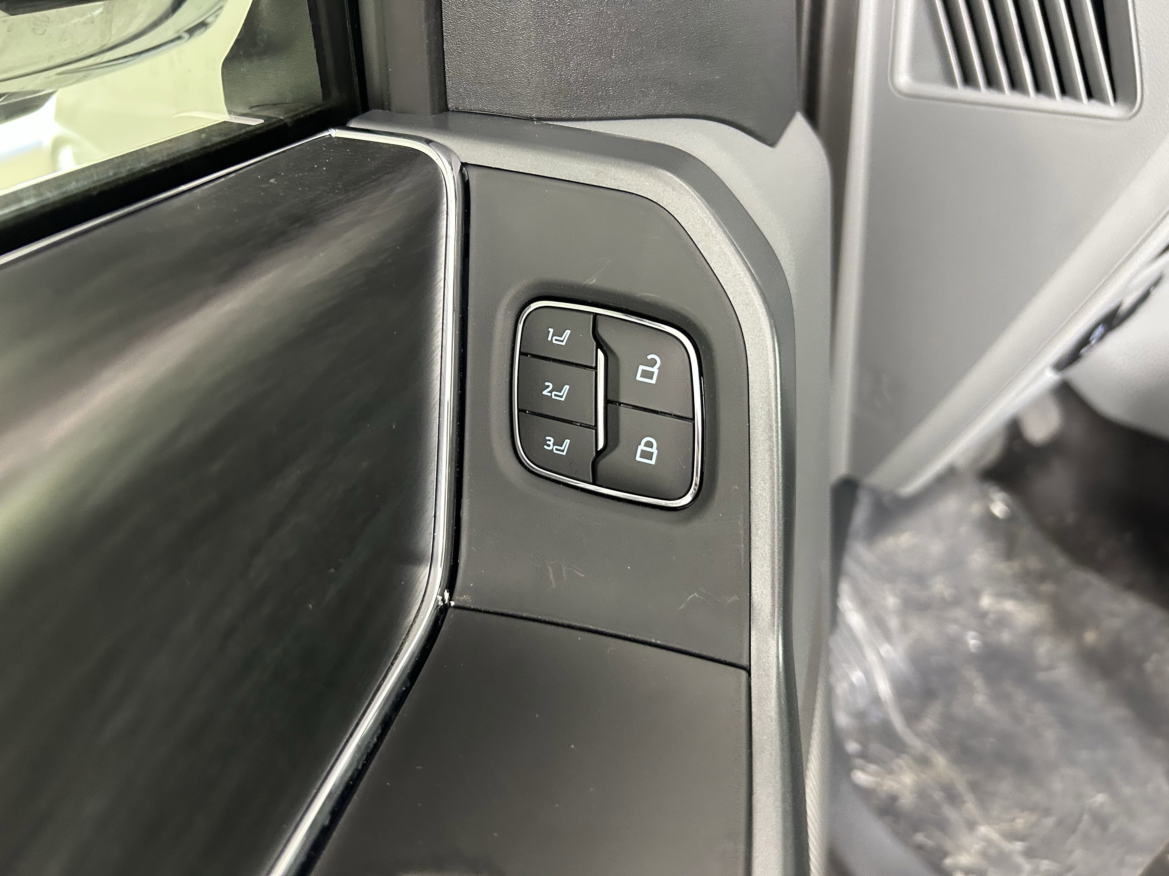 2025 Ford F-150 Lariat photo 4