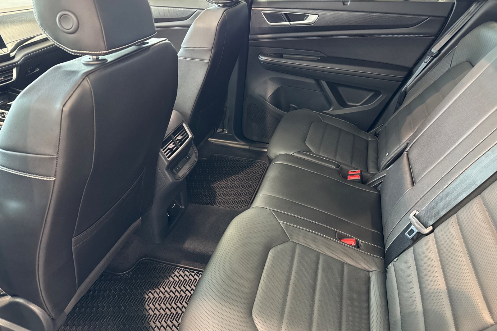 2025 Volkswagen Atlas Cross Sport SEL R-Line photo 8