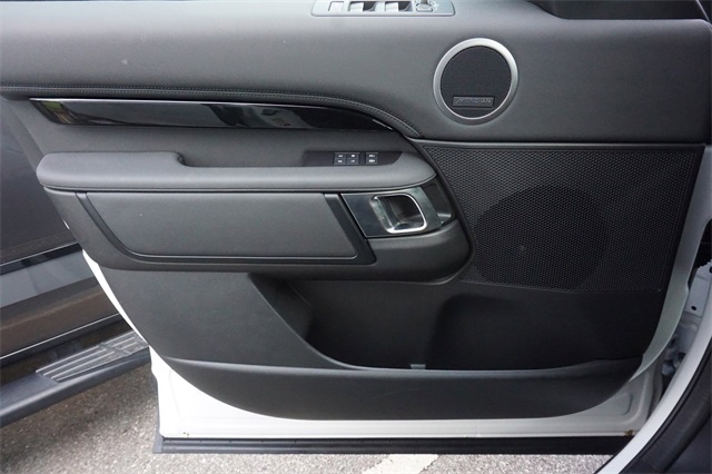 2024 Land Rover Discovery S photo 11