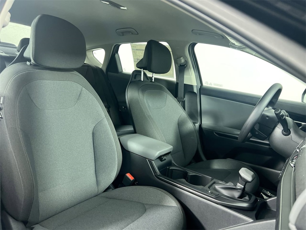 2025 Kia K4 LXS photo 24