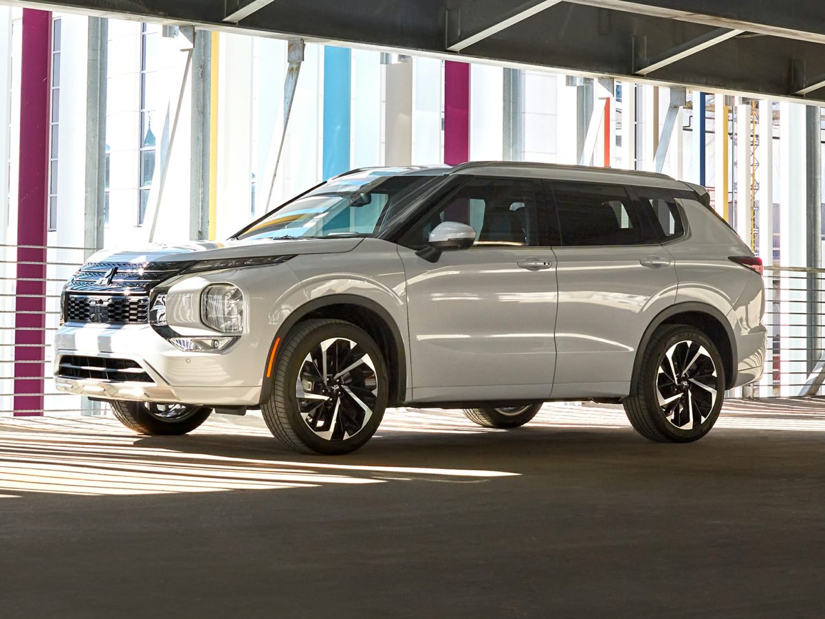 2024 Mitsubishi Outlander Base's photo
