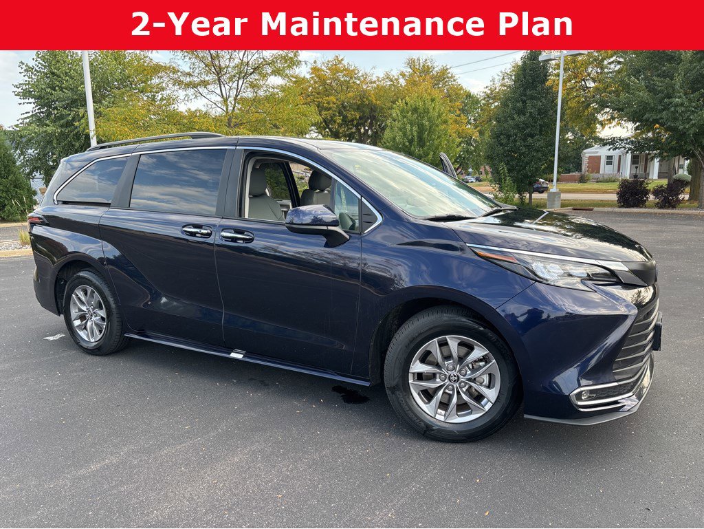 2024 Toyota Sienna XLE's photo