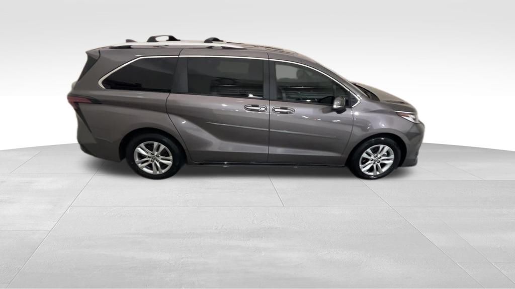 2022 Toyota Sienna Limited photo 6