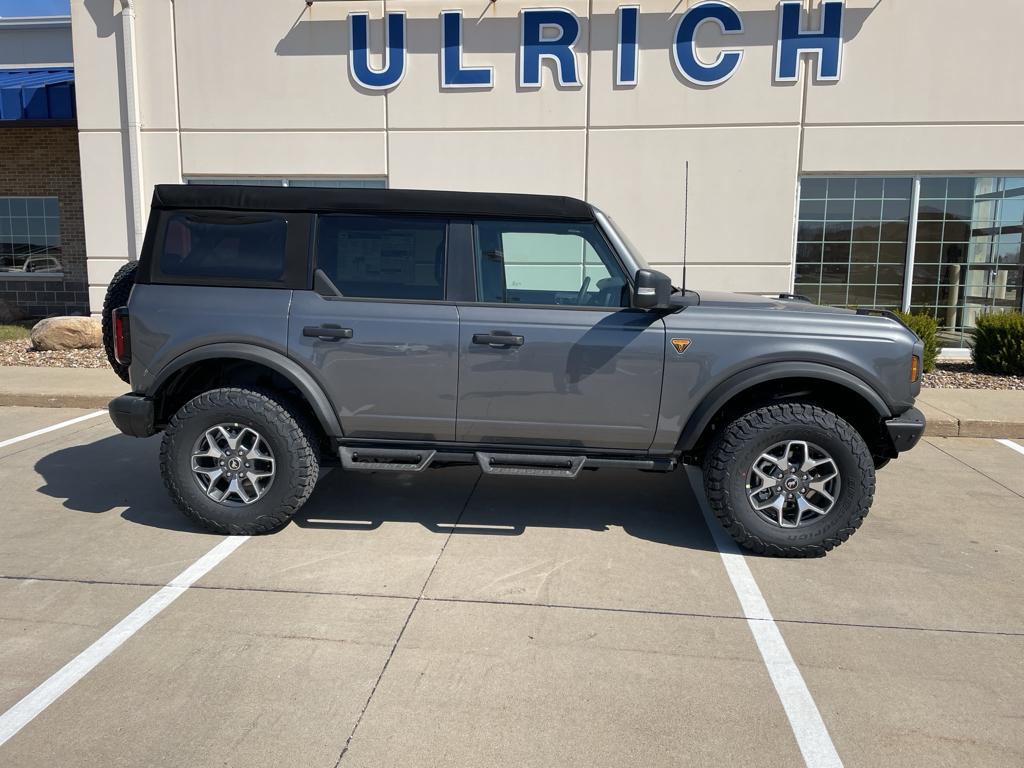 2024 Ford Bronco Badlands photo 2