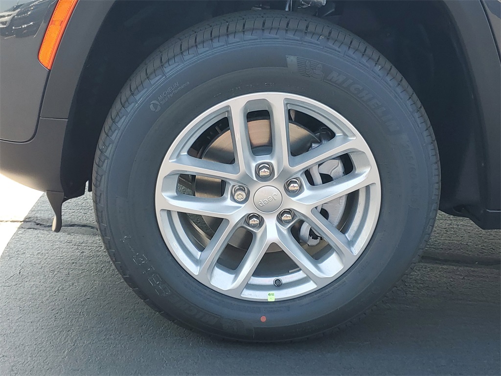 2025 Jeep Grand Cherokee Laredo X photo 3