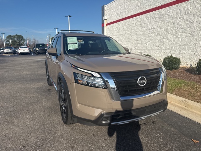 2023 Nissan Pathfinder Platinum's photo