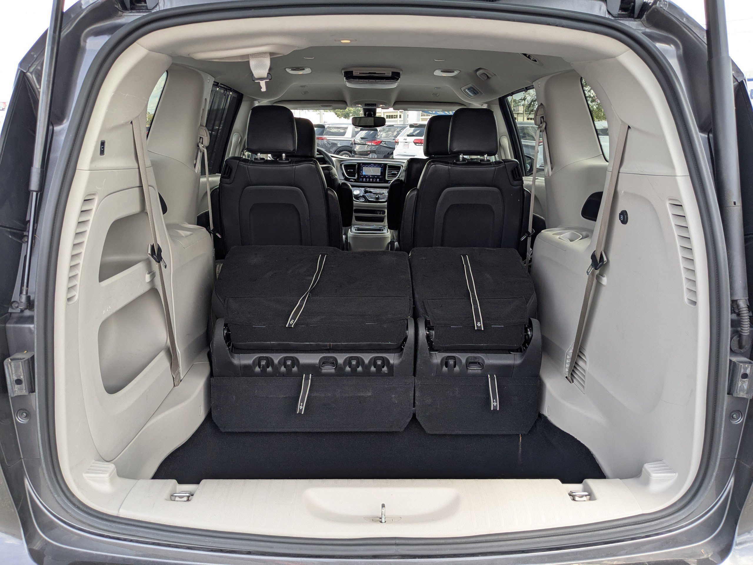 2020 Chrysler Pacifica Touring photo 11