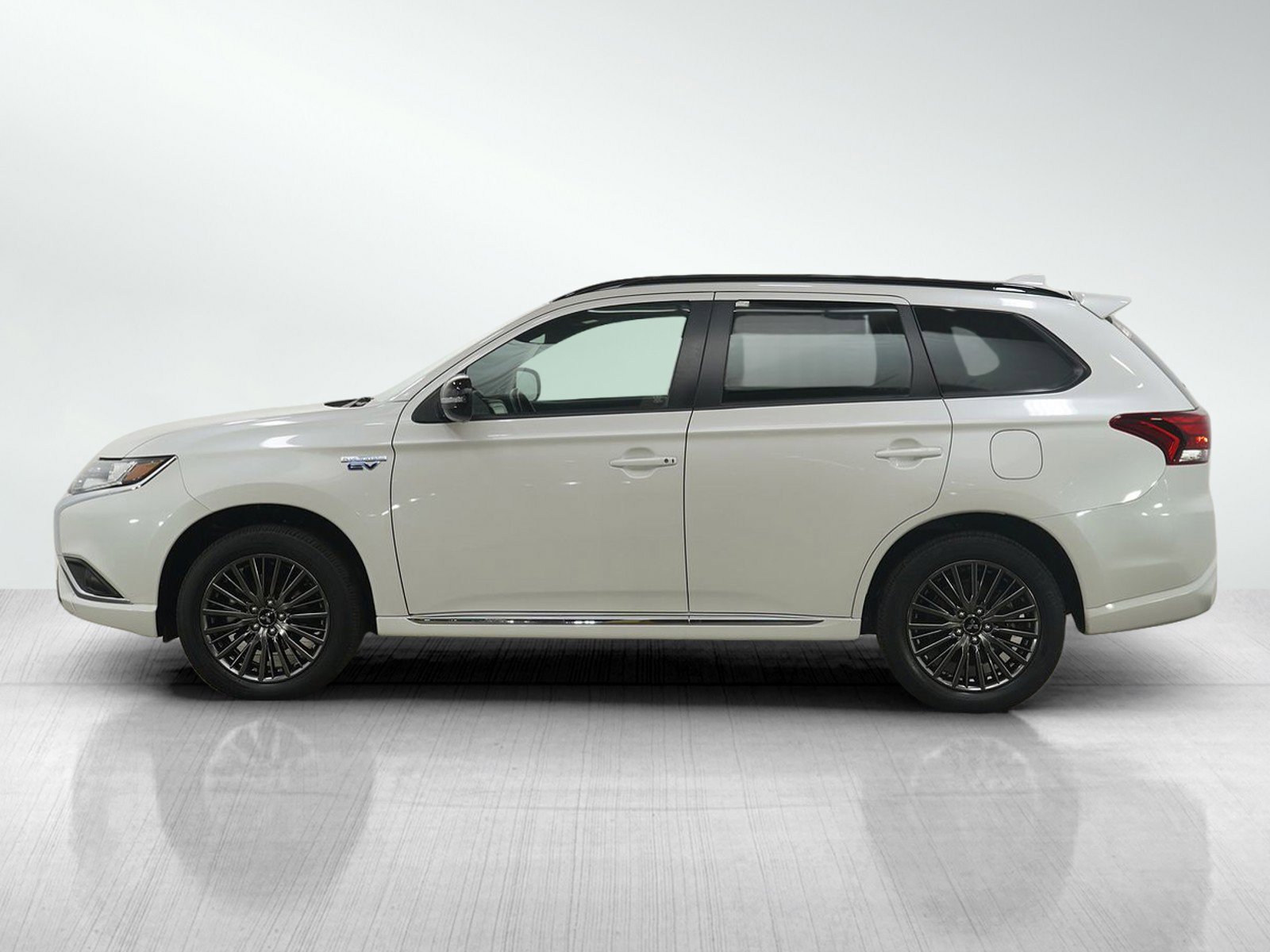 Used 2022 Mitsubishi Outlander PHEV LE with VIN JA4J2VA75NZ030048 for sale in Burnsville, Minnesota