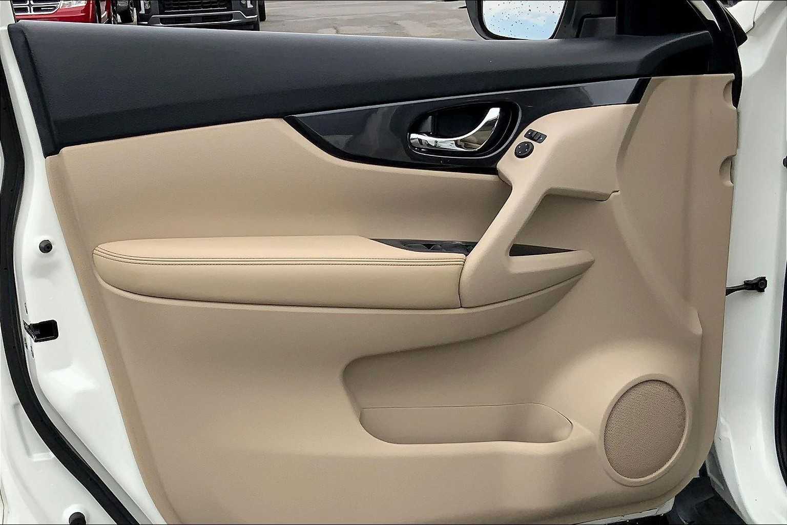 2018 Nissan Rogue SV photo 19