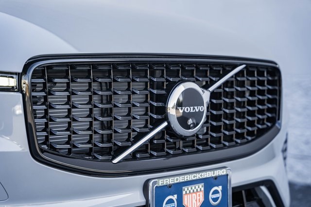 2025 Volvo XC60 Hybrid T8 Plus photo 11