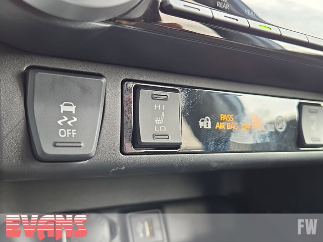 2025 Toyota RAV4 Hybrid XLE photo 6