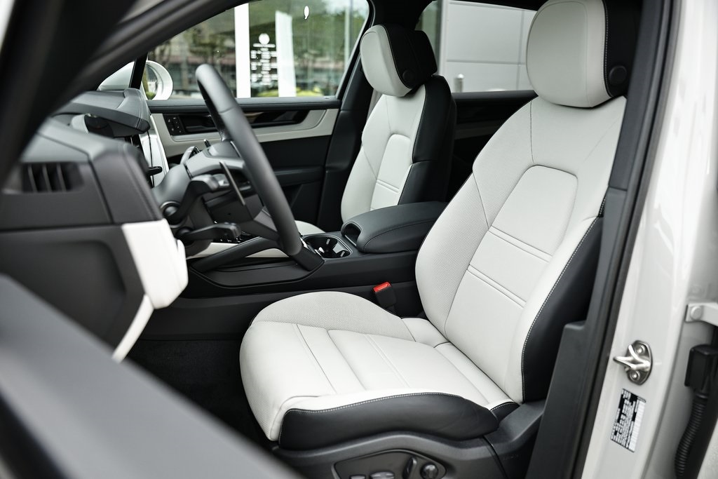 2026 Porsche Cayenne photo 5